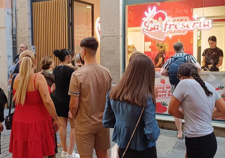 Las deliciosas fresas de las largas colas en el centro de Granada dan el salto a Italia, Portugal y Francia